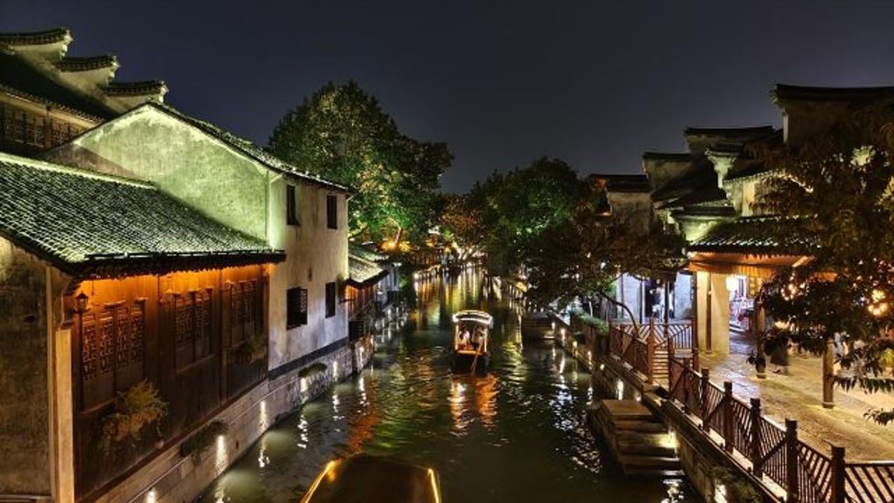 警灯闪烁！河南学校火灾现场 老师：13名遇难者为三年级同班同学